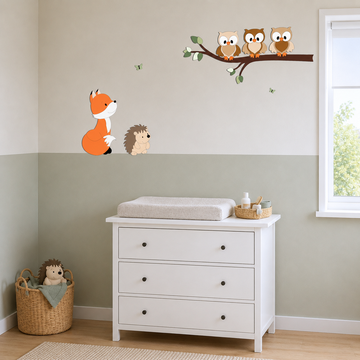 decoratie voor kinderkamer; tak met groene bladeren en uiltjes in natuurlijke kleuren.
