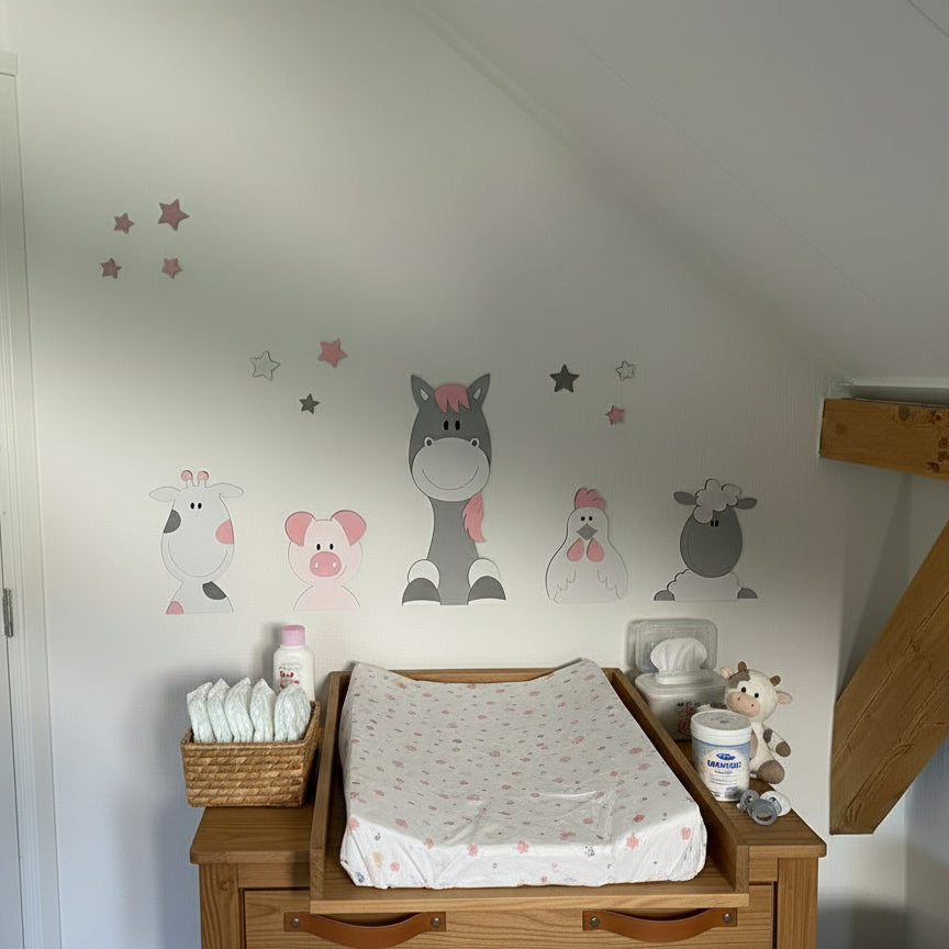 Houten muurstickers voor de babykamer; boerderijdieren zoals koe, paard in schaap in grijstinten.
