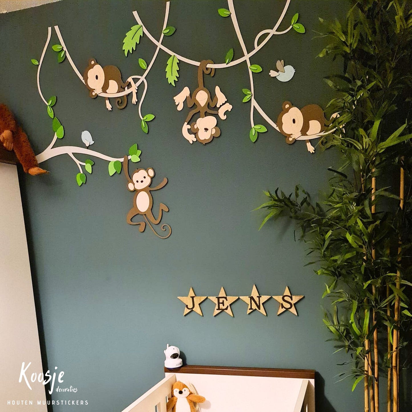 Houten wanddecoratie voor babykamer, twee aapjes hangend aan lianen met groene bladeren, groene muur