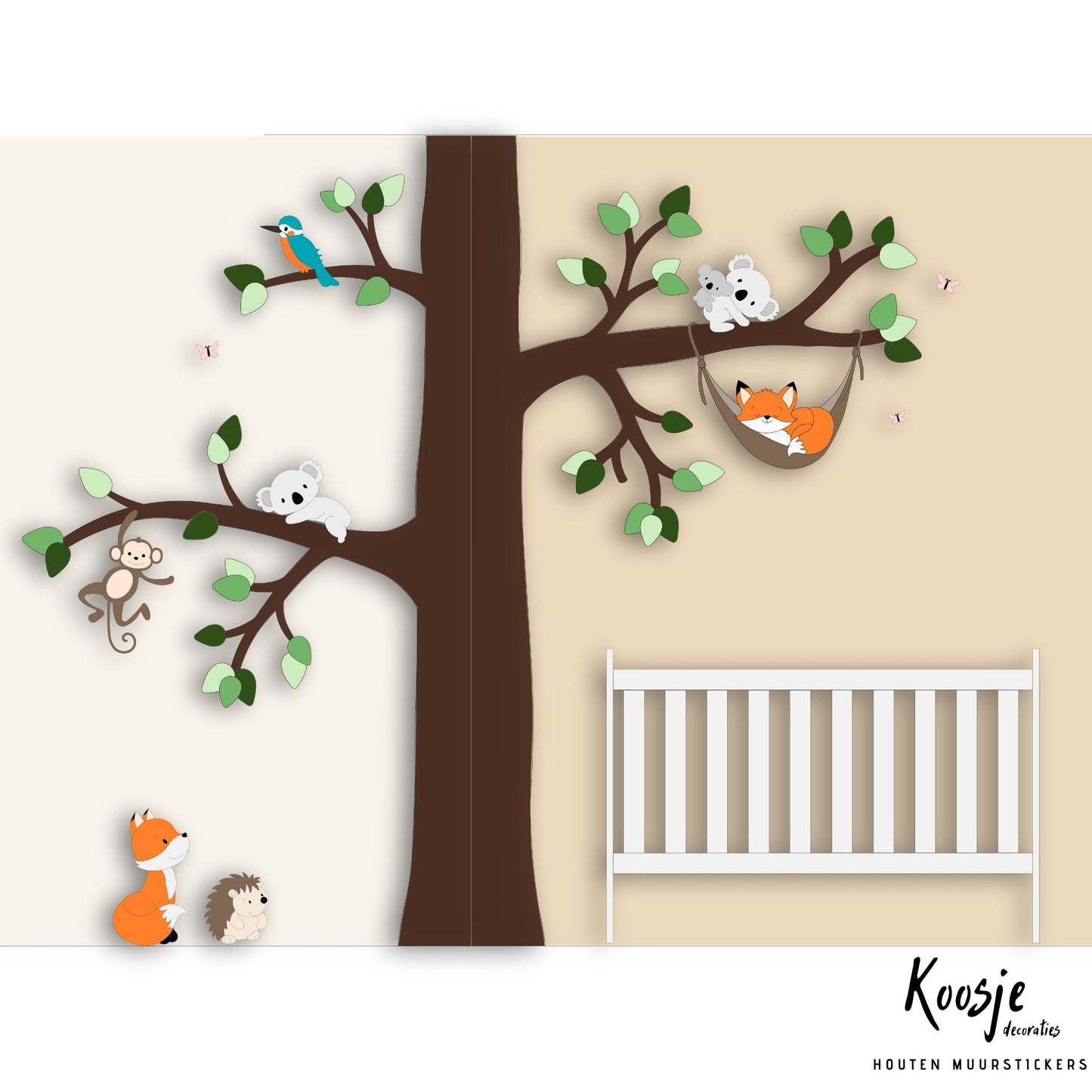 Houten muurdecoratie babykamer: grote boom in hoek met slapend vosje in hangmat.