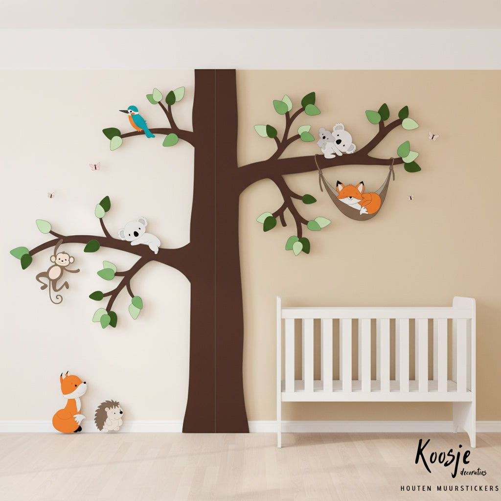 Houten muurdecoratie babykamer: grote boom in hoek met slapend vosje in hangmat.