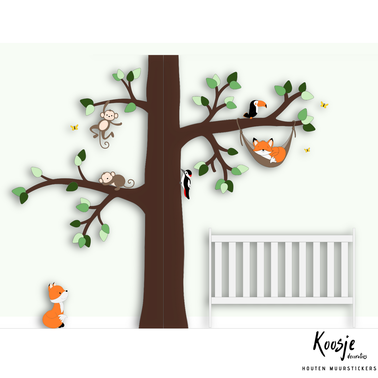 Houten muurdecoratie babykamer: grote boom in hoek met slapend vosje in hangmat.