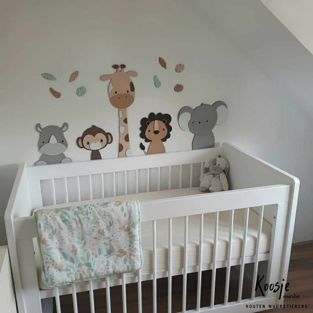 Houten muurstickers met safaridieren voor de babykamer – giraf, leeuw en olifant als natuurlijke wanddecoratie in beige tinten.
