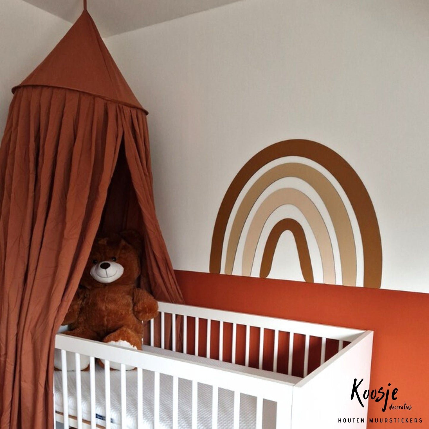 Houten muurstickers kinderkamer grote regenboom met 4 bogen in carameltinten