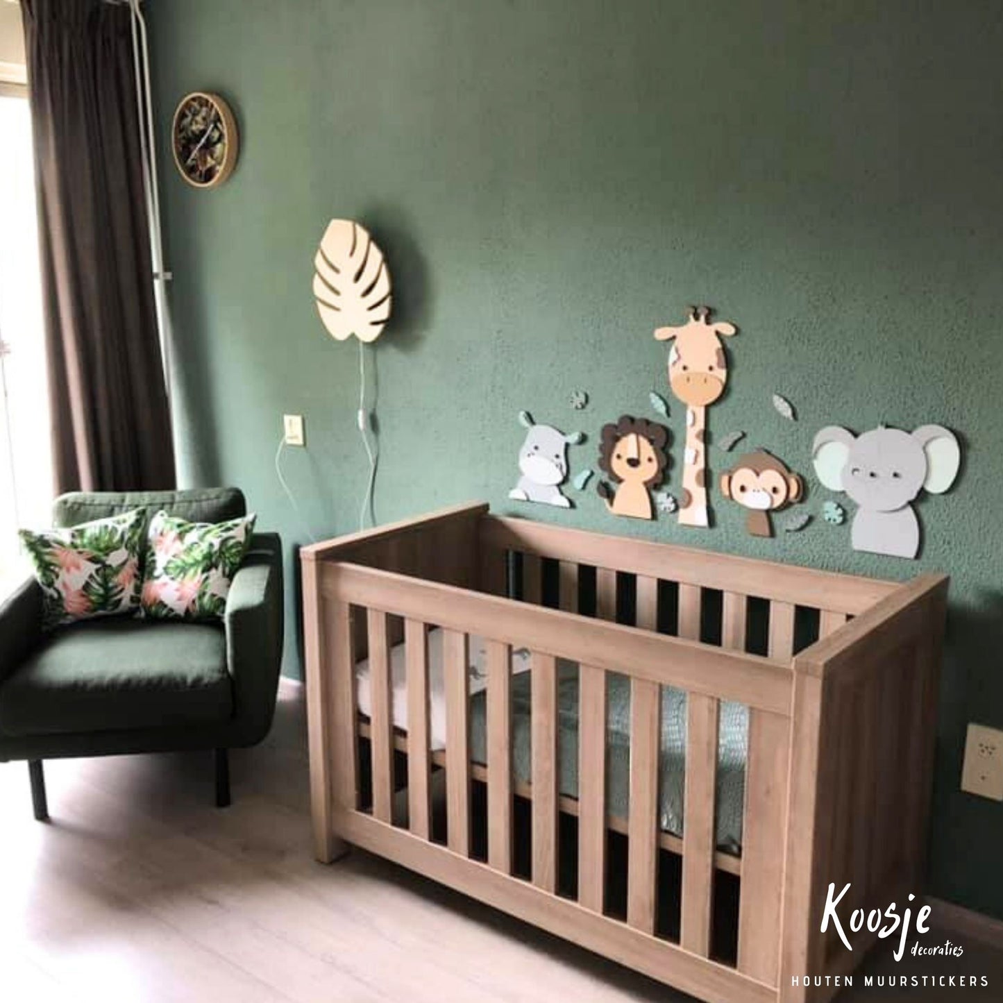 Natuurlijke houten muurdecoratie met jungledieren – giraf, leeuw en olifant in beige tinten,, op een groene muur
