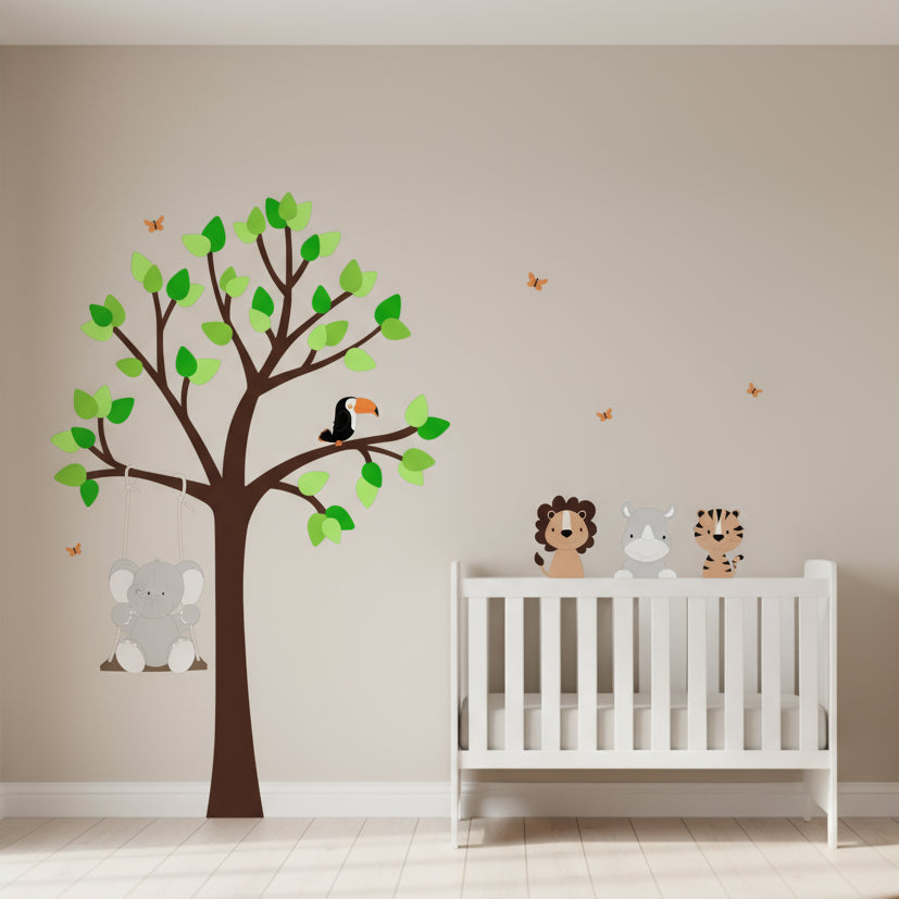 Babykamer ideeën houten muurdecoratie grote boom met groene bladeren en schommelend olifantje.