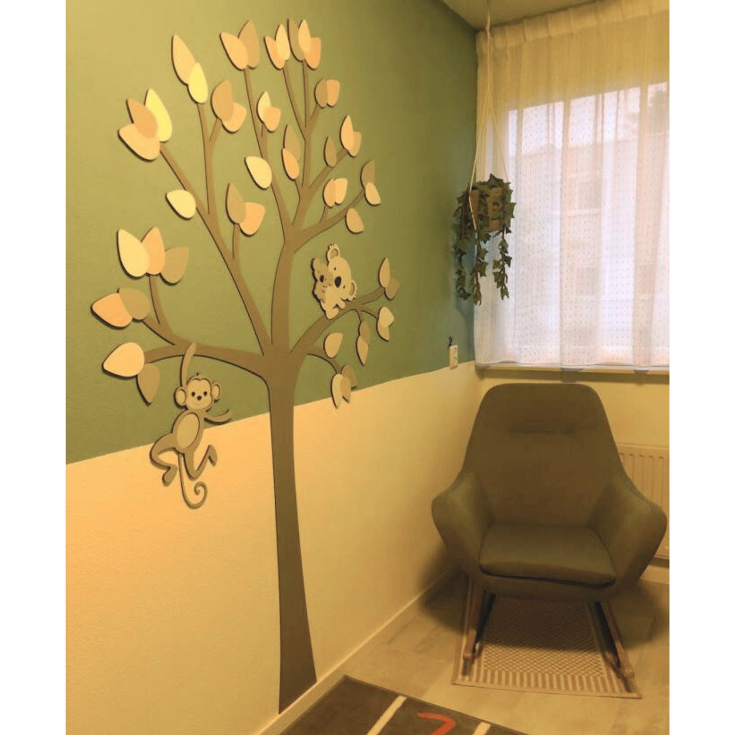 wanddecoratie babykamer grote boom met grijze, witte en roze bladeren, koala en aapje op takken.