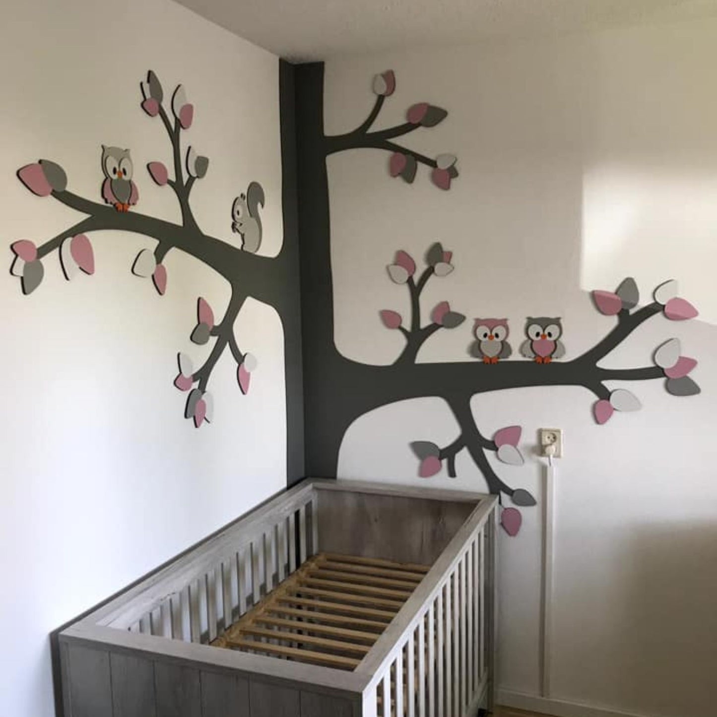 Muurdecoraties-babykamer-boom-uiltjes-grijs