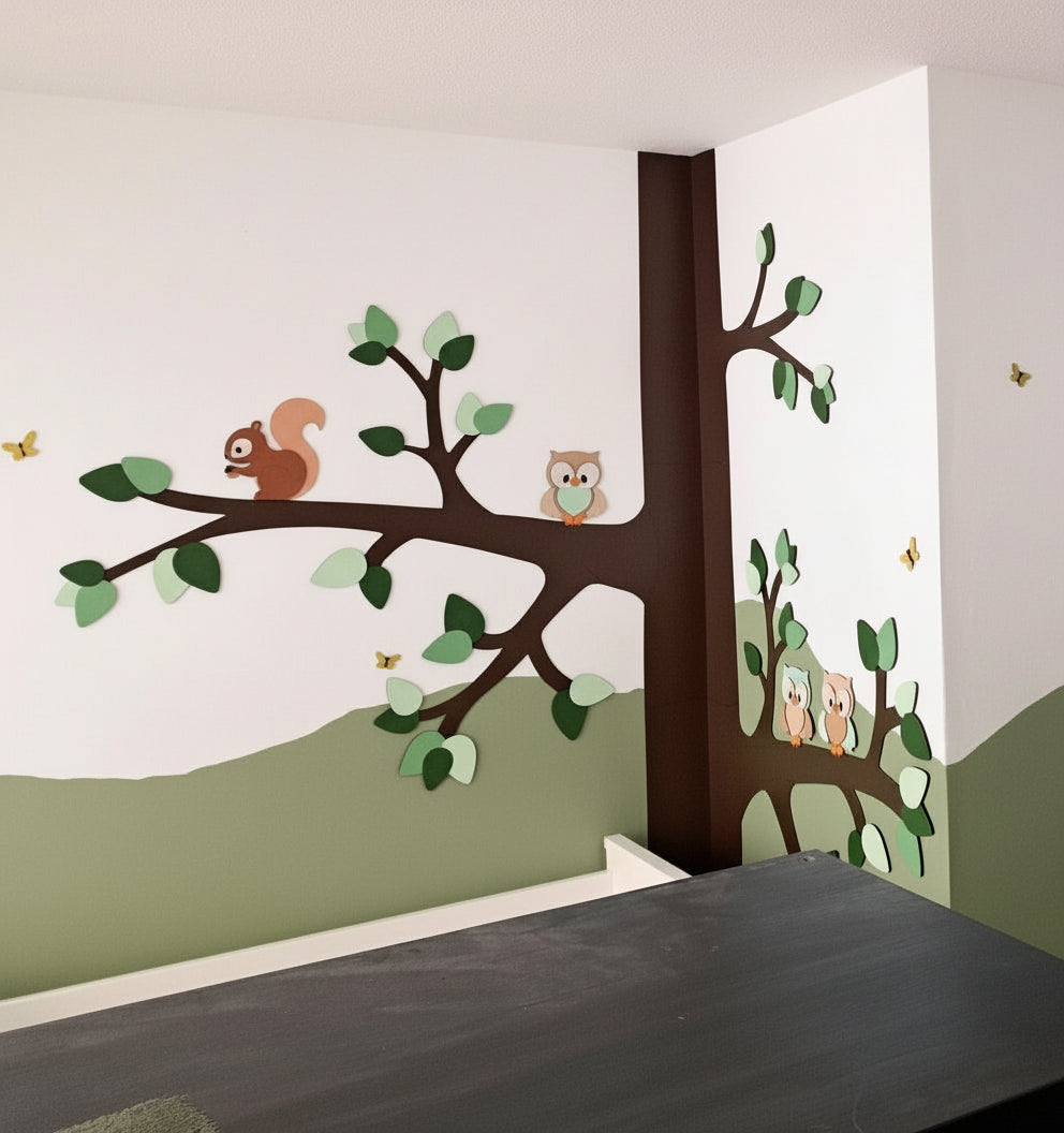 Houten muurstickers kinderkamer grote boom met groene bladeren met 3 uiltjes en eekhoorn.