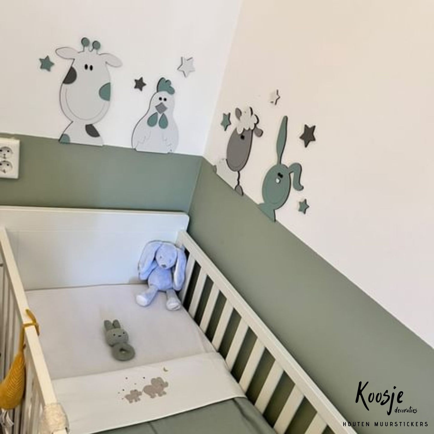Houten muurstickers voor babykamer boerderijdieren: schaap met varken, koe en kip in grijs met groen.