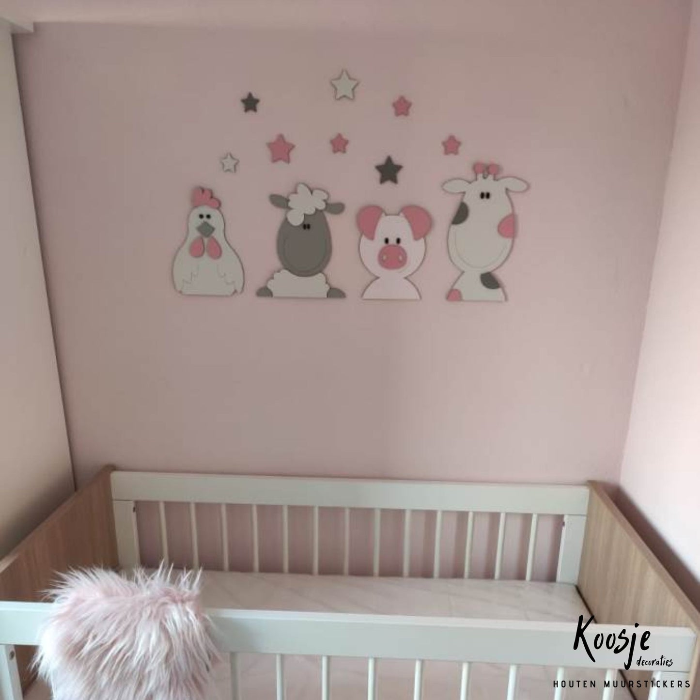 Houten muurstickers voor babykamer boerderijdieren: schaap met varken, koe en kip in grijs en roze.