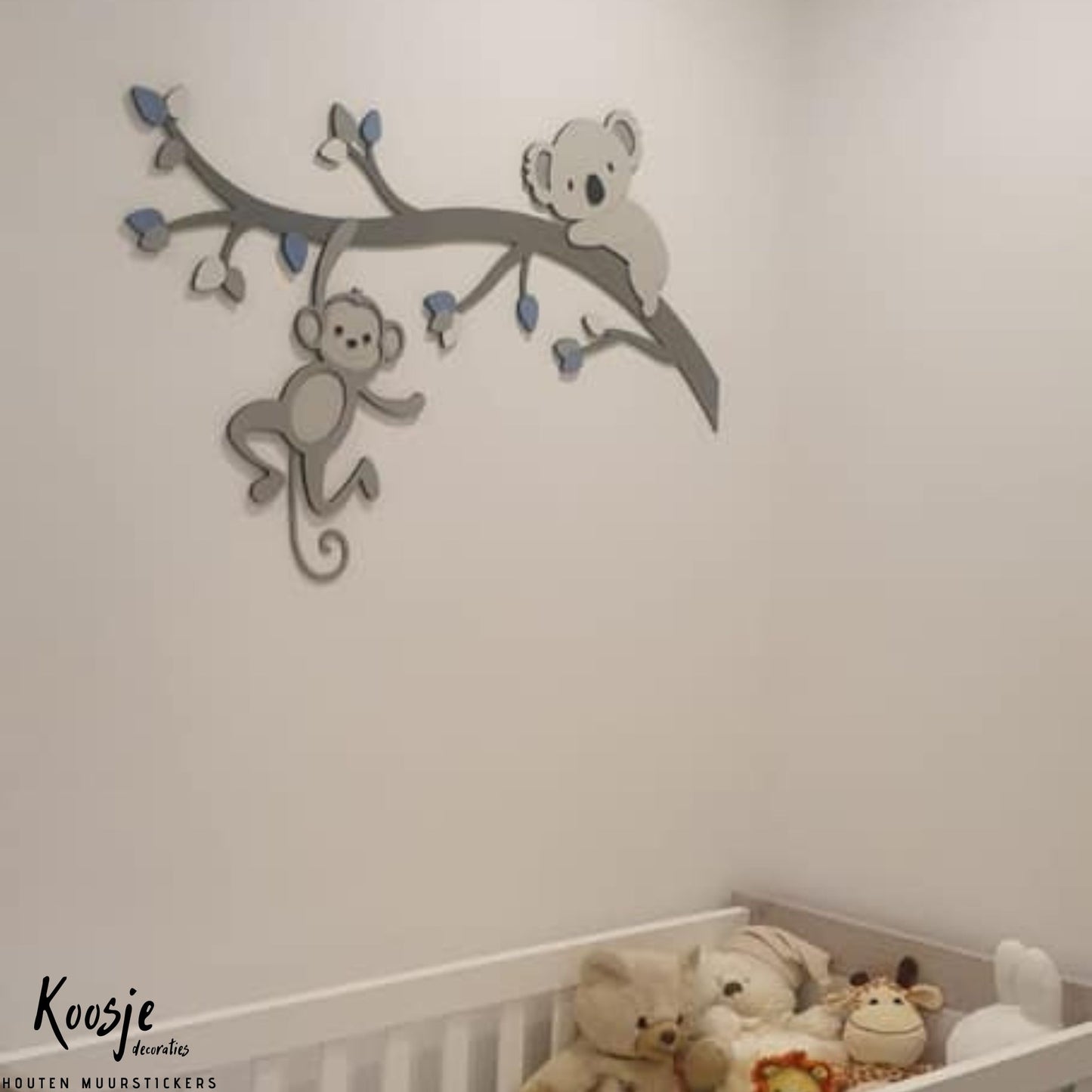 Houten muurstickers voor babykamer; tak met gekleurde bladeren, koala en aapje.