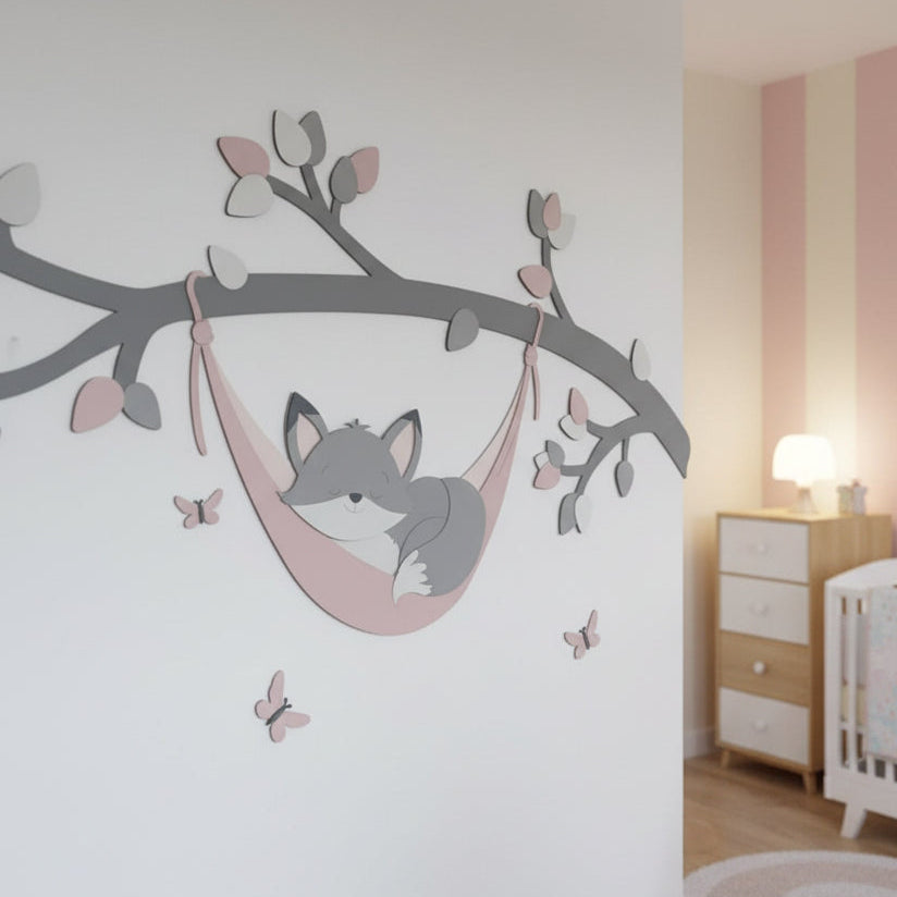 Houten muurstickers voor babykamer: tak met grijze, witte en roze bladeren en slapend vosje in hangmat.