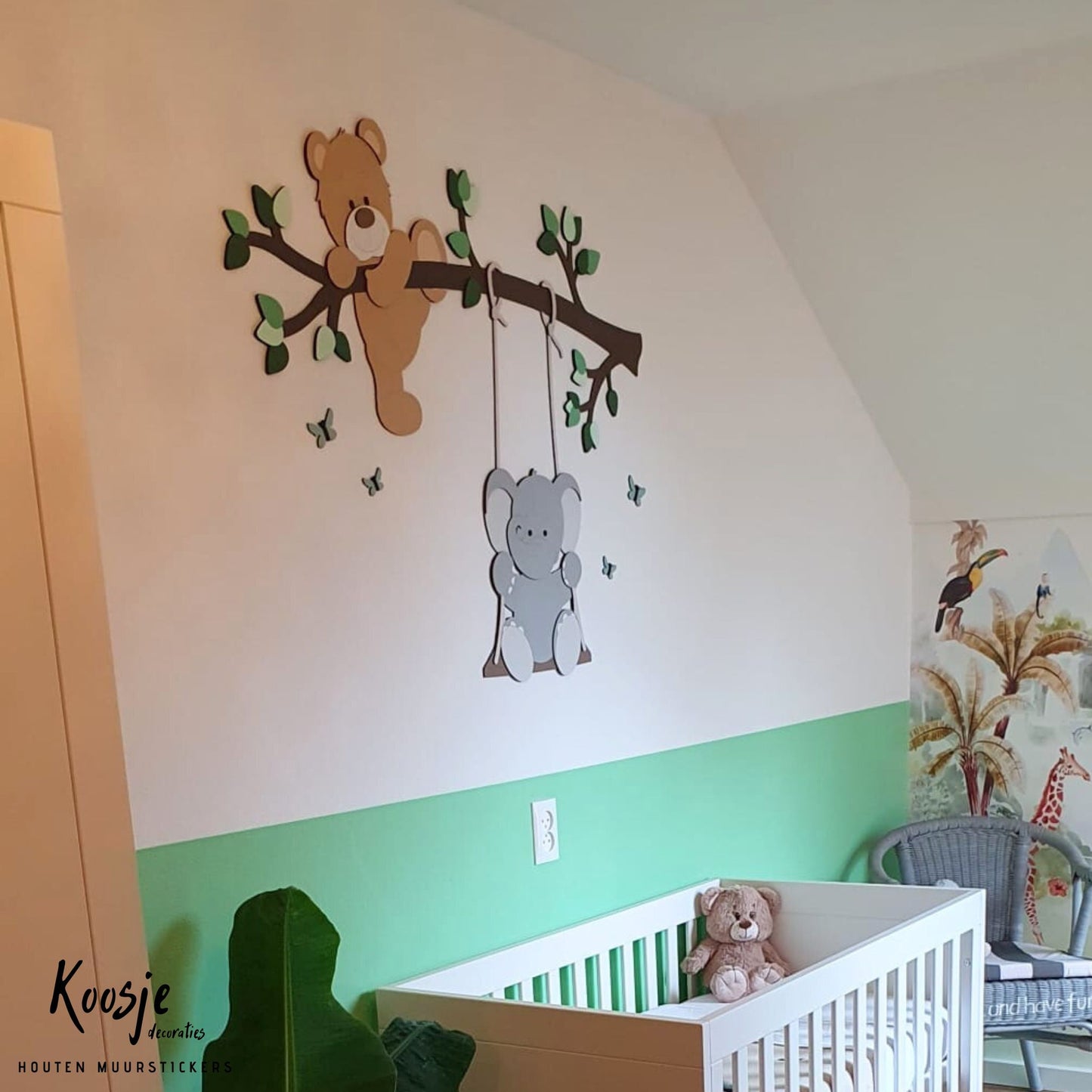 Ideeën babykamer decoratie tak met klauterend beertje en schommelend olifantje. Voor meisje en jongen