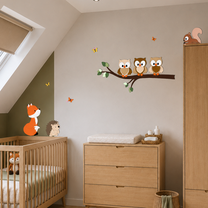 Wanddecoratie voor kinderkamer; tak met groene bladeren en uiltjes in natuurlijke kleuren.
