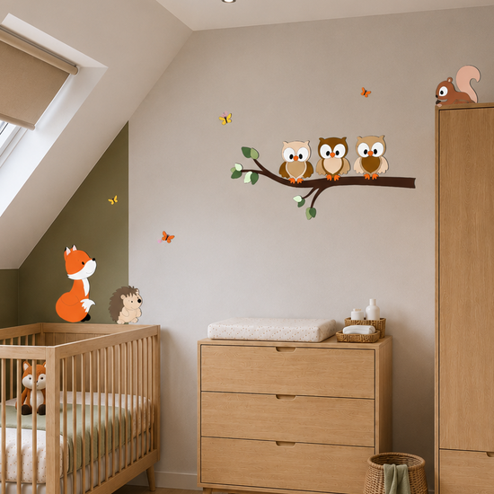 Wanddecoratie voor kinderkamer; tak met groene bladeren en uiltjes in natuurlijke kleuren.