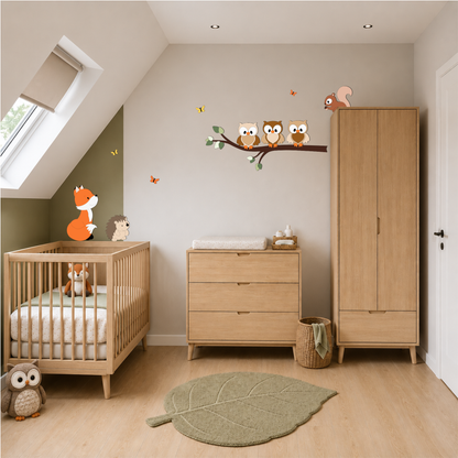 Wanddecoratie voor kinderkamer; tak met groene bladeren en uiltjes in natuurlijke kleuren.