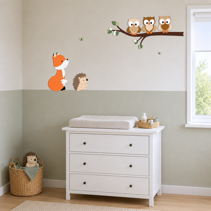 decoratie voor kinderkamer; tak met groene bladeren en uiltjes in natuurlijke kleuren.