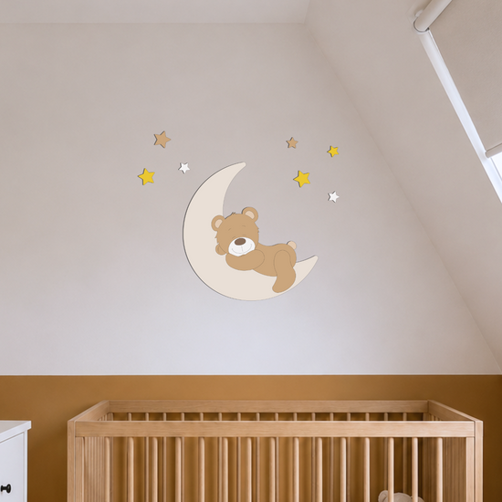 Wanddecoratie voor de babykamer, slapend schattig beertje op beige maan, met sterren.