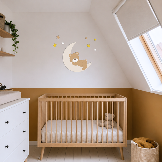 Wanddecoratie voor de babykamer, slapend schattig beertje op beige maan, met sterren.