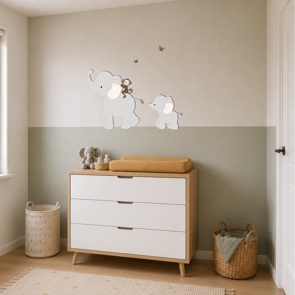 muurstickers voor jungle of safari babykamer thema. Grote grijze olifant met vrolijk aapje op de rug, gevolgd door een baby olifantje.