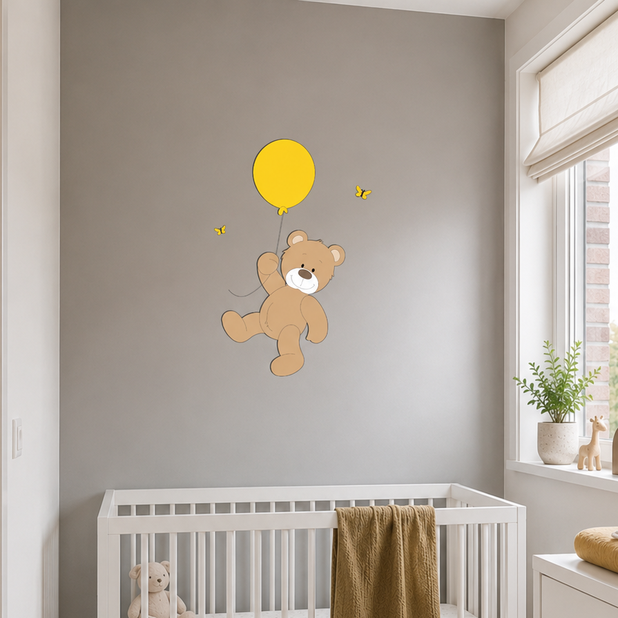 Babykamer met wit ledikant en commode, gedecoreerd met houten wanddecoratie van een beertje dat aan een ballon zweeft.