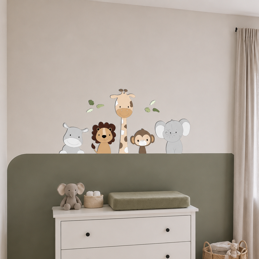 Babykamer met houten ledikant, witte commode, olijfgroene lambrisering en muurdecoratie met een nijlpaard, leeuw, giraf, aapje en olifant.