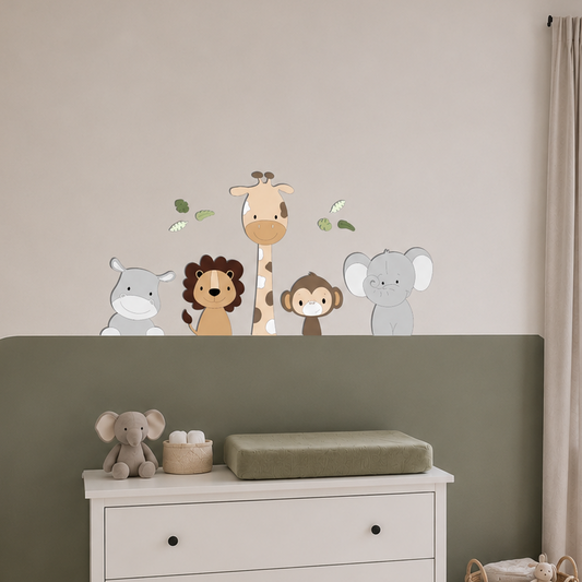Babykamer met houten ledikant, witte commode, olijfgroene lambrisering en muurdecoratie met een nijlpaard, leeuw, giraf, aapje en olifant.