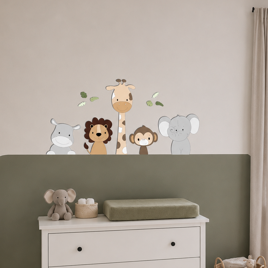 Babykamer met houten ledikant, witte commode, olijfgroene lambrisering en muurdecoratie met een nijlpaard, leeuw, giraf, aapje en olifant.
