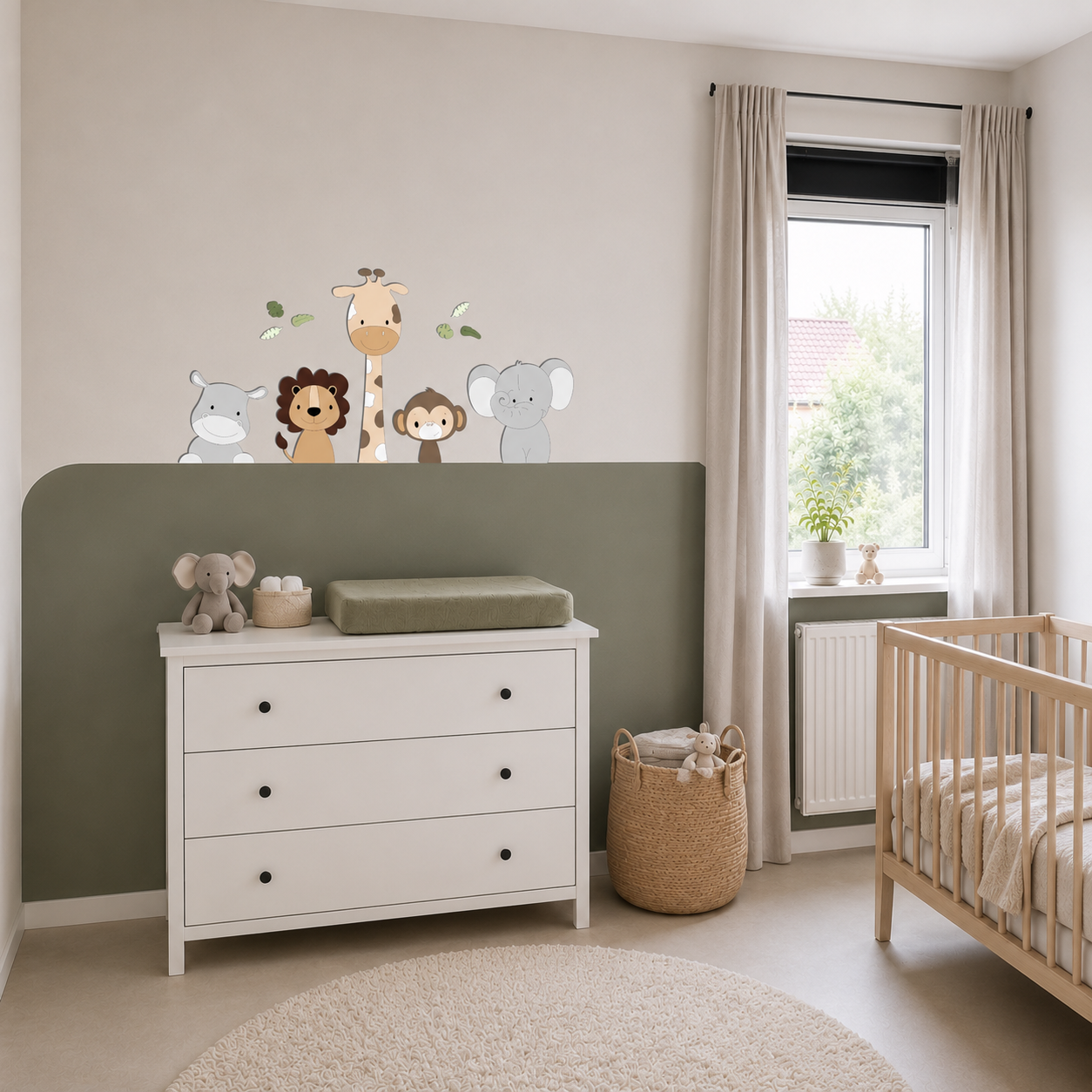 Babykamer met houten ledikant, witte commode, olijfgroene lambrisering en muurdecoratie met een nijlpaard, leeuw, giraf, aapje en olifant.
