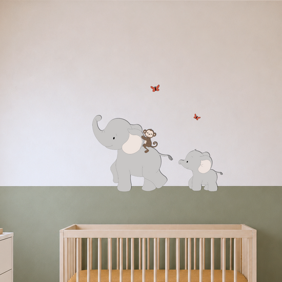 Grote olifant met aapje op zijn rug, gevolg door baby olifant. Muurdecoratie geschikt voor een kinderkamer in safari of jungle thema.