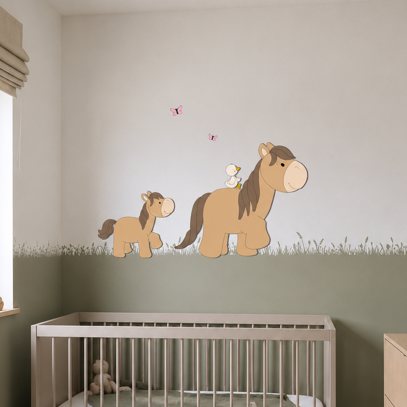 Babykamer met wit ledikant, houten commode, groene lambrisering en  boerderijthema wanddecoratie van een paard met veulen, vogeltje en vlinders.