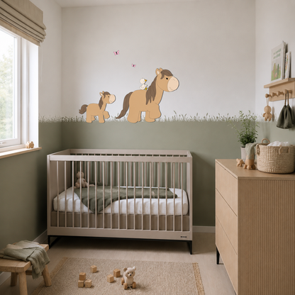 Babykamer met wit ledikant, houten commode, groene lambrisering en  boerderijthema wanddecoratie van een paard met veulen, vogeltje en vlinders.
