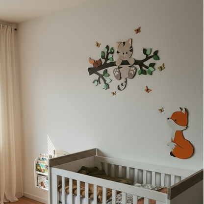 muurstickers voor babykamer: tak met groene bladeren, poes en eekhoorntje.