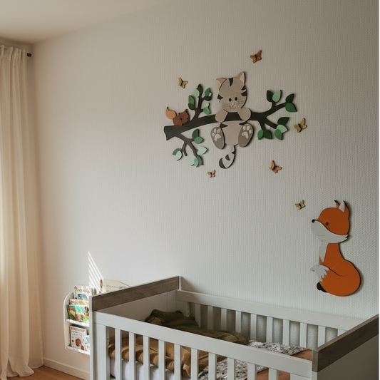 muurstickers voor babykamer: tak met groene bladeren, poes en eekhoorntje.