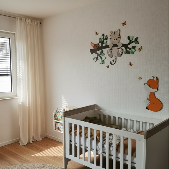 muurstickers voor babykamer: tak met groene bladeren, poes en eekhoorntje.