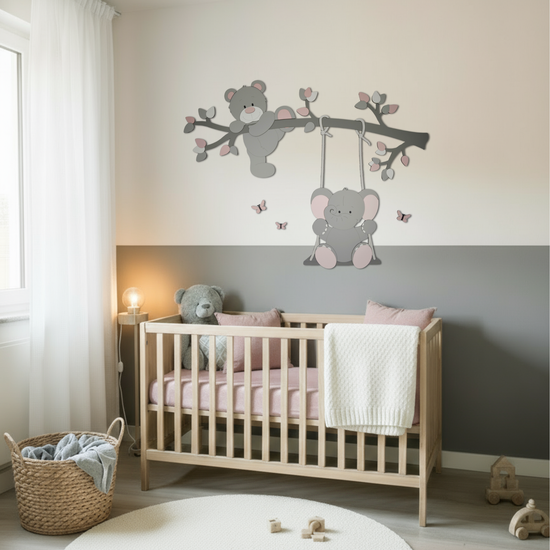 muurdecoratie babykamer met donkergrijze tak, klauterend grijs beertje en schommelend olifantje met roze details