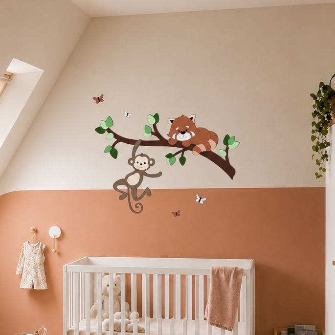 muursticker voor babykamer: tak met groene bladeren, aapje en rode panda.