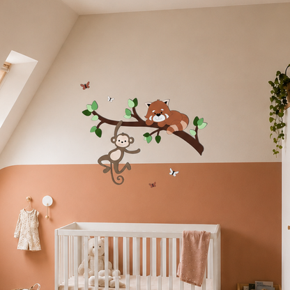 muursticker voor babykamer: tak met groene bladeren, aapje en rode panda.