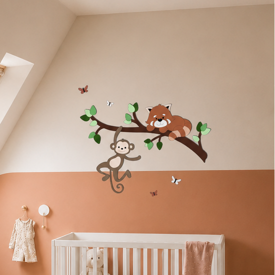muursticker voor babykamer: tak met groene bladeren, aapje en rode panda.