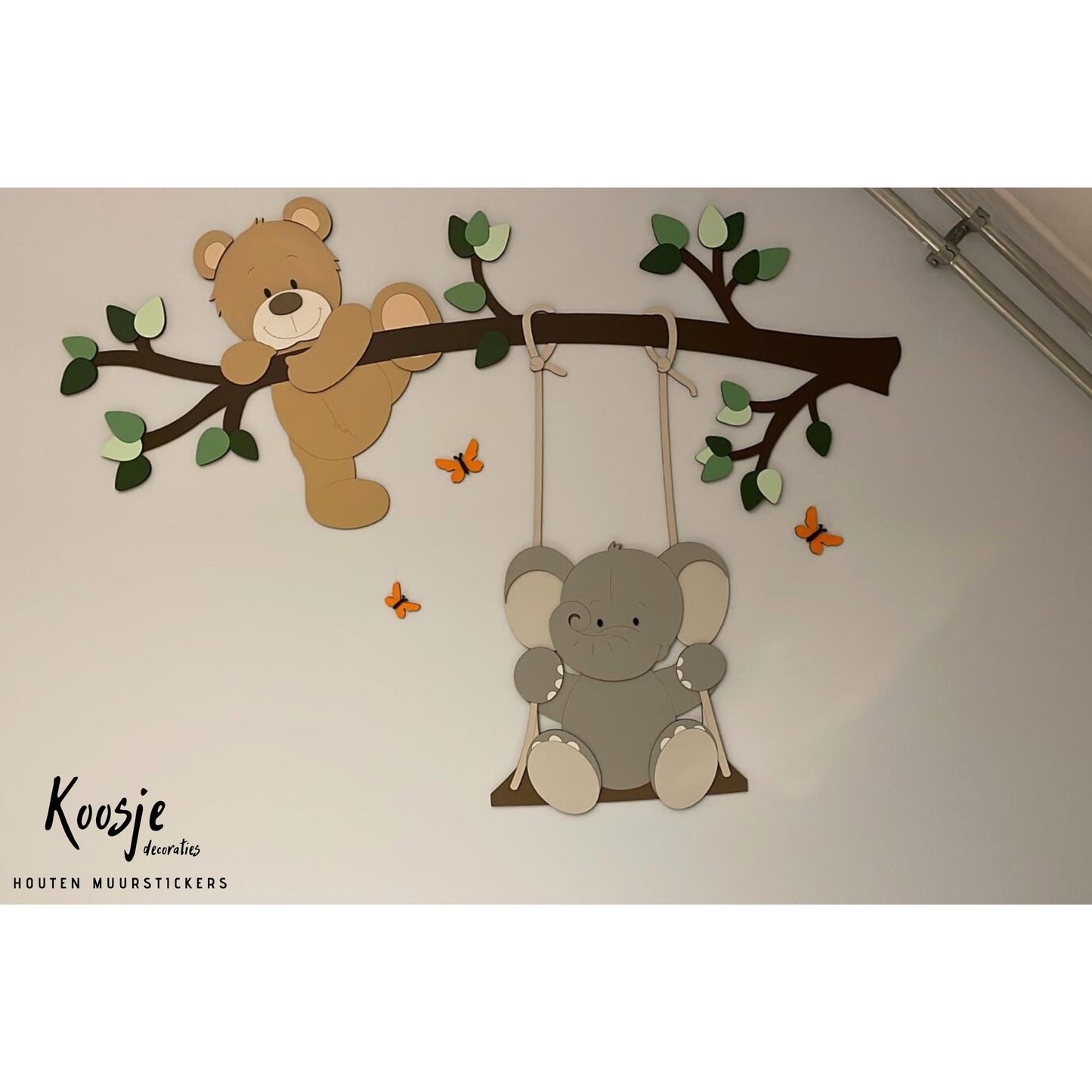 Ideeën babykamer decoratie tak met klauterend beertje en schommelend olifantje. Voor meisje en jongen