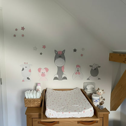 Houten muurstickers voor de babykamer; boerderijdieren zoals koe, paard in schaap in grijstinten.