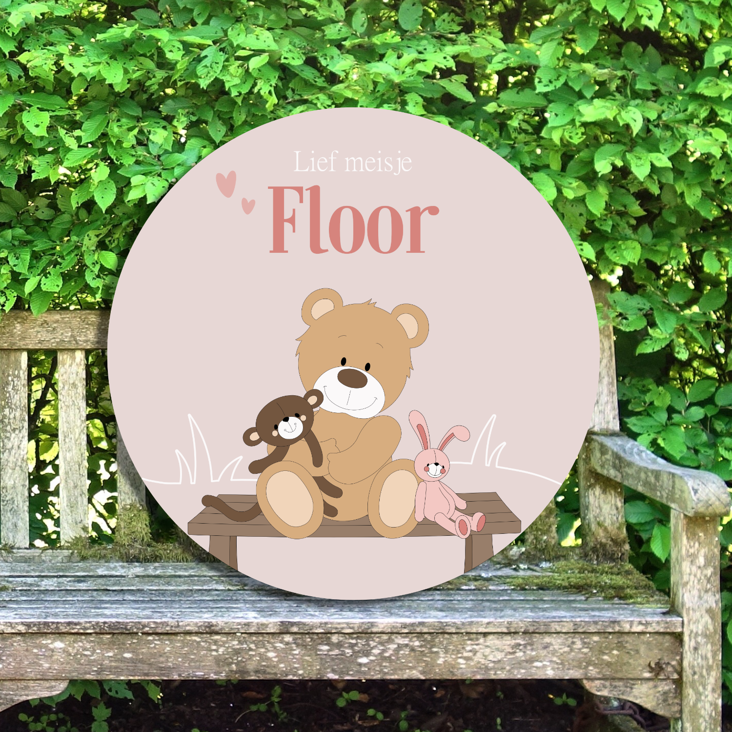 Geboortebord buiten rond beer op bankje met knuffels op roze achtergrond