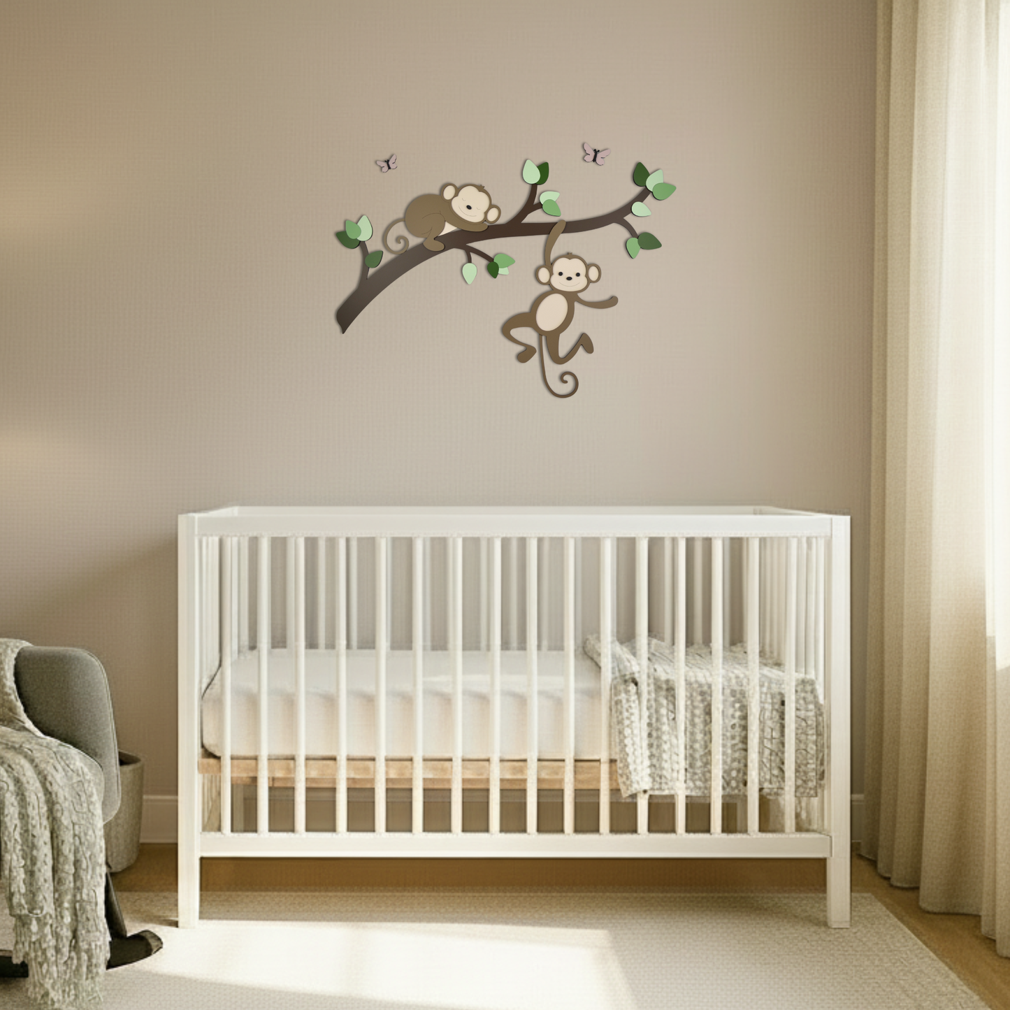 Houten muurdecoratie voor kinderkamer, tak met groene bladeren en slapend en hangend aapje.