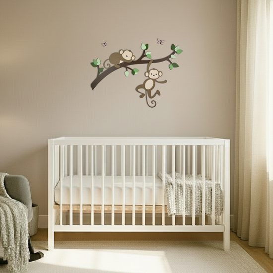 Houten muurdecoratie voor kinderkamer, tak met groene bladeren en slapend en hangend aapje.
