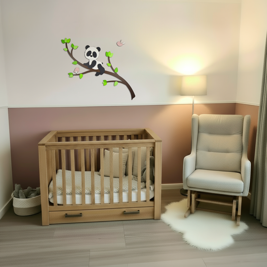 Houten muurstickers voor de kinderkamer, tak met groene bladeren en pandabeer.