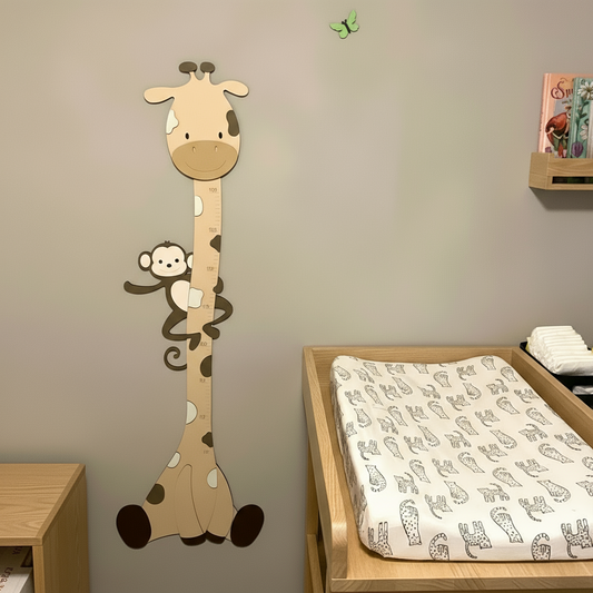 Houten groeimeter voor babykamer; giraf met aapje in natuurlijke kleuren.