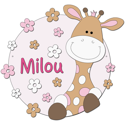 Houten muurcirkel voor de babykamer; beige girafje, omringd door bloemen. Geschikt voor een jungle- of safarithema.