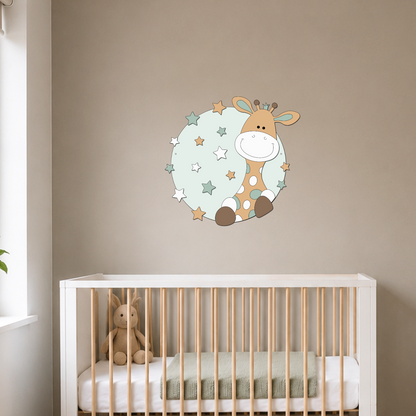 Houten muurcirkel voor de babykamer; beige girafje, omringd door sterren. Geschikt voor een jungle- of safarithema.