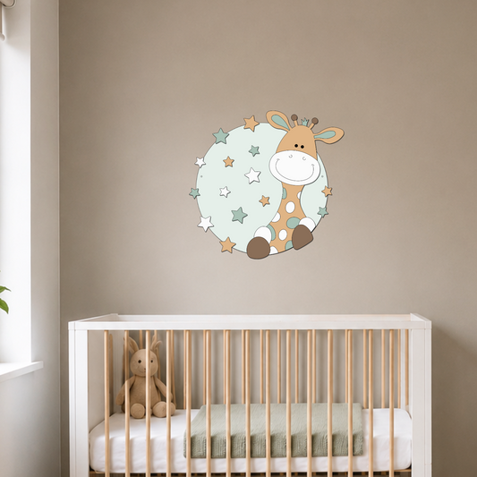 Houten muurcirkel voor de babykamer; beige girafje, omringd door sterren. Geschikt voor een jungle- of safarithema.